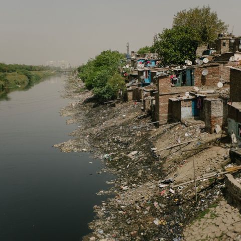 Verarmde Indirs kunnen vaak nergens anders wonen dan direct naast open riolen zoals deze in Noida een voorstad aan de rand van New Delhi