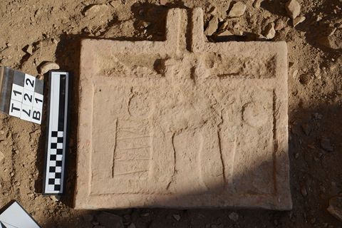 Deze offertafel is in de tombe van Intef gevonden Hoewel de andere tombes grotendeels waren geplunderd hopen de onderzoekers nog steeds inzicht te krijgen in de cultuur van het Middenrijk door de bouwwerken te bestuderen