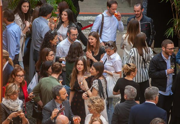 Guarda le foto della festa di Elle Decor al FuoriSalone 2018 organizzata nel cortile di Palazzo Bovara a Milano