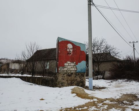 Een van de vele verwaarloosde mozaeken met de figuur van Vladimir Lenin is nog altijd te zien in een straat in Gagaoezi