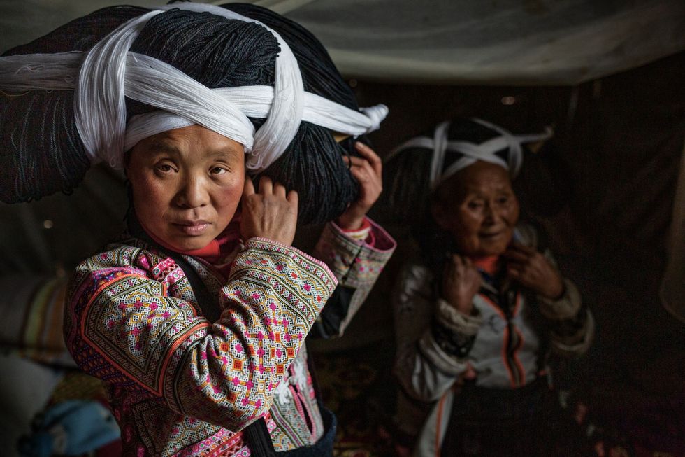 Vrouwen van de LongHorn Miaostam in Guizhou in traditionele kledij