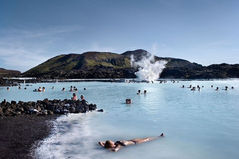 De Blue Lagoon is slechts een van de vele mogelijkheden in IJsland om een duik te nemen in de geneeskrachtige geothermale bronnen