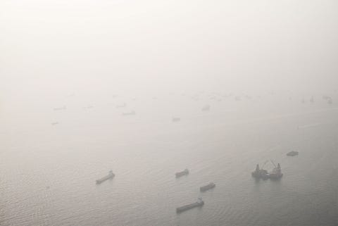 Door een mist van vervuiling is de skyline van de stad te zien