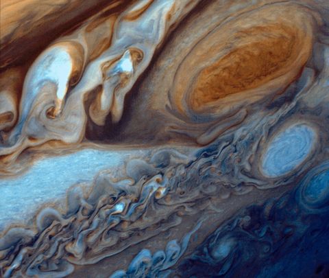 De Grote Rode Vlek op Jupiter is een kolossale storm die drienhalf maal zo groot is als de aarde Deze ingekleurde closeup werd gemaakt door de NASAsonde Voyager 1 die in 1979 vlak langs de planeet scheerde