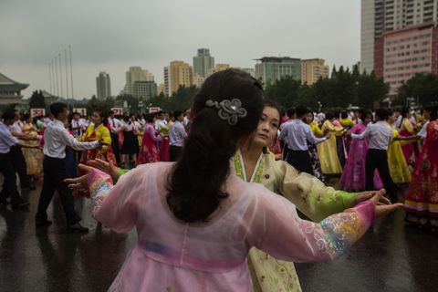 NoordKoreanen dansen een traditionele dans tijdens een evenement in Pyongyang