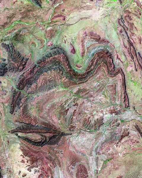 Bergkammen in Australi vormen de letter M op deze satellietfoto in valse kleuren die op 30 maart 2016 door Landsat 8 werd gemaakt Opnamen in valse kleuren worden gebruikt door naast licht in zichtbare golflengten ook licht in onzichtbare golflengten te gebruiken zoals infrarood