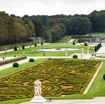 Garden, Botanical garden, Château, Botany, Shrub, Hedge, Estate, Grass, Tree, Building, 