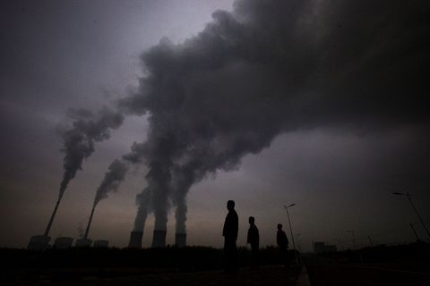 Rook stijgt op uit een kolencentrale in Shizuishan in China