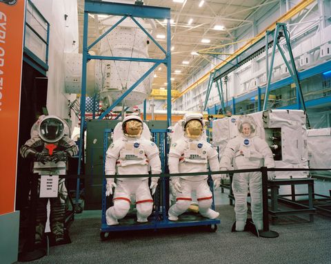 Deze prototypes van ruimtepakken worden getest in de Space Vehicle Mockup Facility van het Johnson Space Center in Houston Texas