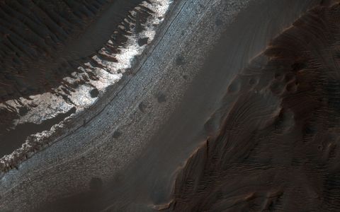 De krater Holden in de zuidelijke regio Margaritifer Terra vertoont de kenmerkende sporen van stromend water in het verleden zoals wijdverbreide lagen van fijnkorrelige afzettingen her en der afgewisseld met klei  een materiaal dat ontstaat door de verwering van gesteente
