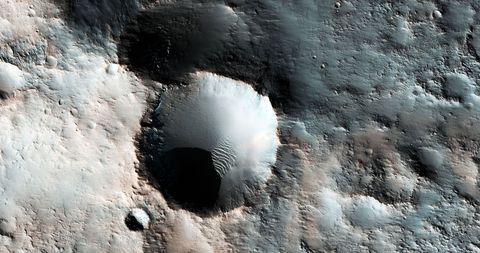 Op deze foto in verbeterde kleuren zijn meerdere kraters op het zuidelijk halfrond van Mars te zien De blauwige afzettingen zijn zeer waarschijnlijk ijzerhoudende mineralen die niet eerder zijn geoxideerd verroest
