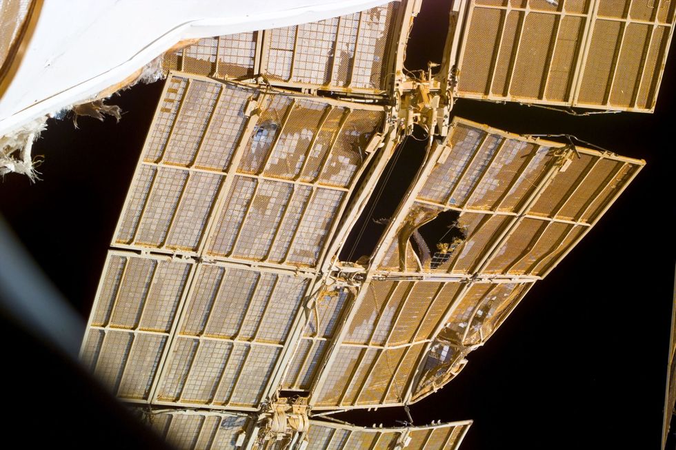 In 1997 botste een bevoorradingscapsule op de Mir waarbij een gat in de romp van het ruimtestation ontstond Ook had de aanvaring de zonnepanelen beschadigd die ongeveer de helft van de stroom aan de Mir leverden Een paar minuten voordat de zuurstofvoorraad was opgebruikt wist de bemanning het lek te dichten