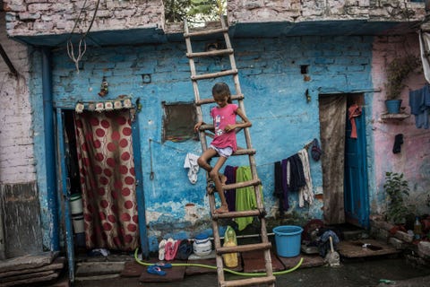 https://www.nationalgeographic.com/content/dam/photography/rights-exempt/most-moving-photos-2017/03-moving-2017sanitation-india-girl-child.jpg Baby een 10jarig meisje in de Indiase sloppenwijk Safeda Basti is ernstig ondervoed De wijk wordt geplaagd door diarree en ondervoeding zegt hulpverlener Balram Yadare zodat de kinderen zich niet ontwikkelen zoals dat zou moeten Toiletten zijn hier schaars en de watervoorziening om handen te wassen wordt vaak onderbroken