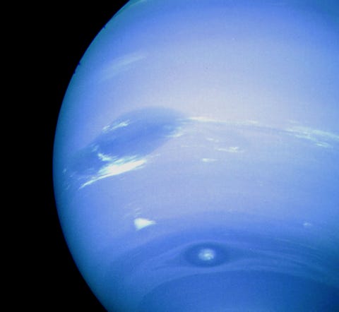 Deze foto van Neptunus is een bewerking van twee opnamen gemaakt de kleinhoekcamera van Voyager 2 door de groene en heldere filters Op het beeld zijn drie verschijnselen te zien die Voyager 2 in de afgelopen weken heeft gefotografeerd In het noorden bovenaan is de grote donkere vlek te zien die gepaard gaat met heldere witte wolken die snel van gedaante wisselen Ten zuiden van de grote donkere vlek is het heldere verschijnsel zichtbaar dat van Voyagerwetenschappers de bijnaam Scooter kreeg Nog verder naar het zuiden is de donkere vlek 2 te zien die een heldere kern heeft De verschijnselen bewegen zich ieder met een verschillende snelheid oostwaarts waardoor ze maar af en toe dicht bij elkaar te zien zijn zoals op het moment dat deze foto werd genomen De Voyagermissie wordt uitgevoerd door JPL voor het Office of Space Science and Applications van de NASA