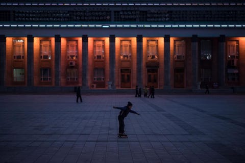 Een jongetje rolschaatst op het Kim Il Sungplein vernoemd naar de stichter en eerste leider van het land