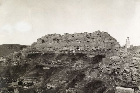 De Berbernederzetting Chenini in Tunesi werd op een heuvel gebouwd om de inwoners te beschermen tegen roversbendes