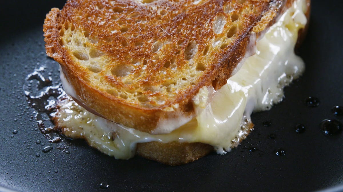 How to Make Grilled Cheese in a Pan (Cheese Toastie) - Alphafoodie