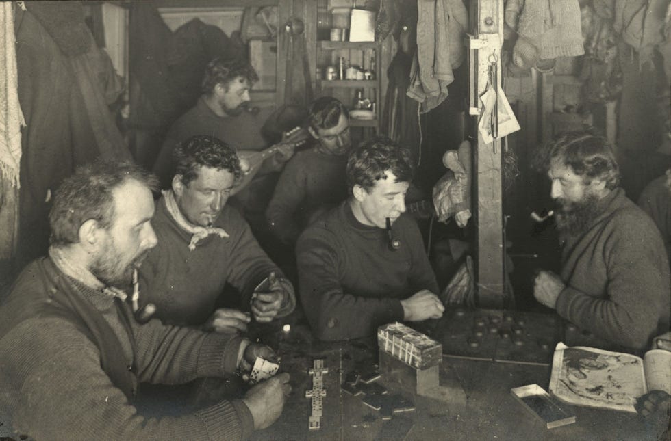 In de lange winter van 1915 werd het leven aan boord van deEnduranceonder meer opgefleurd met domino en damspelletjes pijproken en vrolijke deuntjes op de banjo We hadden een plezierige avond tekende een van de leden van de expeditie op in zijn dagboek hoewel het moeilijk is om liedjes te vinden die we niet al talloze keren eerder hebben gehoord