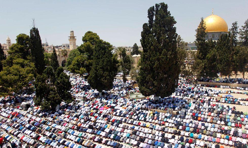 Moslims tijdens ramadan in gebed in de buurt van de Rotskoepel bij de AlAqsamoskee in de stad Jeruzalem