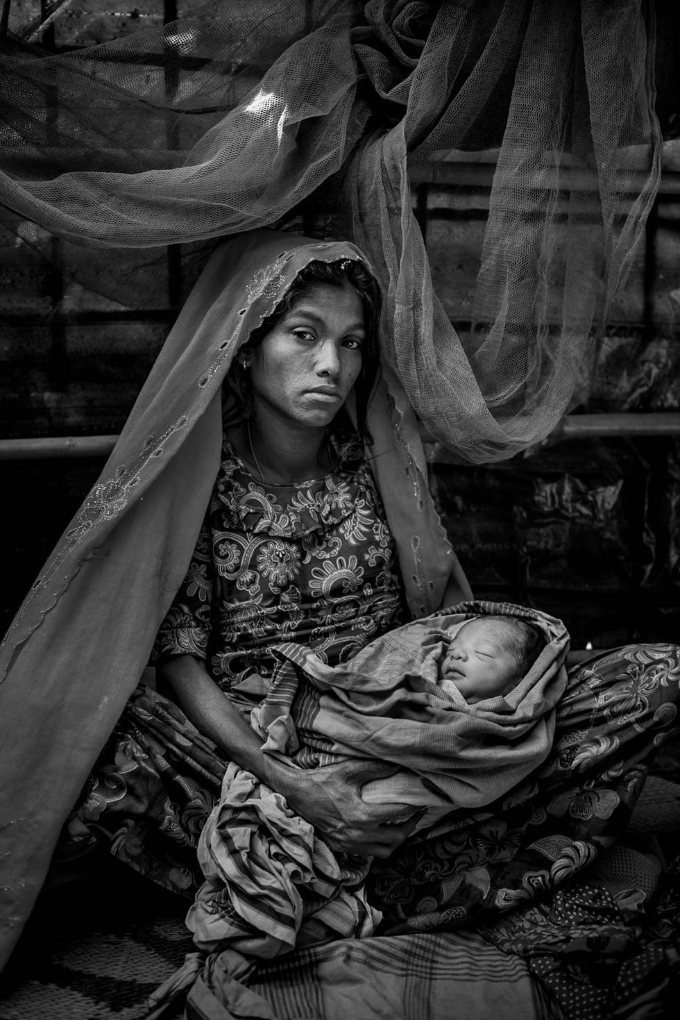 Fatema een Rohingyavluchteling houdt haar 1 dag oude baby vast Asma bibi