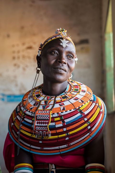 Samburuvrouwen trekken hun traditionele kleding aan om te laten zien dat ze trots zijn dat ze onderwijs krijgen en naar school gaan