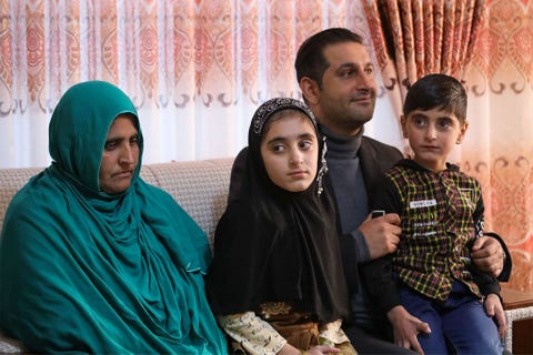 Sharbat Gula en haar dochter worden genterviewd door een tvzender Ze is van plan een stichting op te zetten ter verbetering van de scholing en positie van Afghaanse vrouwen en meisjes