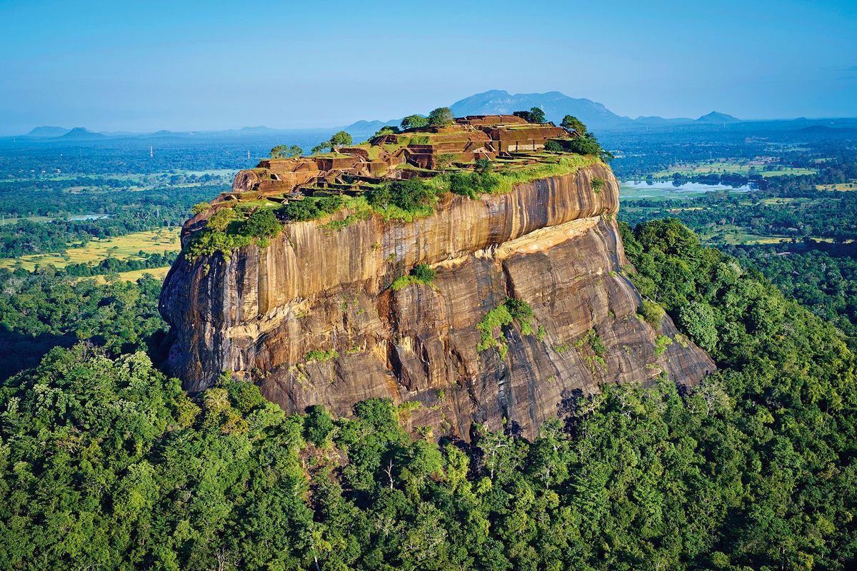 De jungle heeft de oostwand van de rots van Sigiriya overwoekerd Bovenop de rots in CentraalSri Lanka liet koning Kassapa I in de late vijfde eeuw na Chr een citadel bouwen