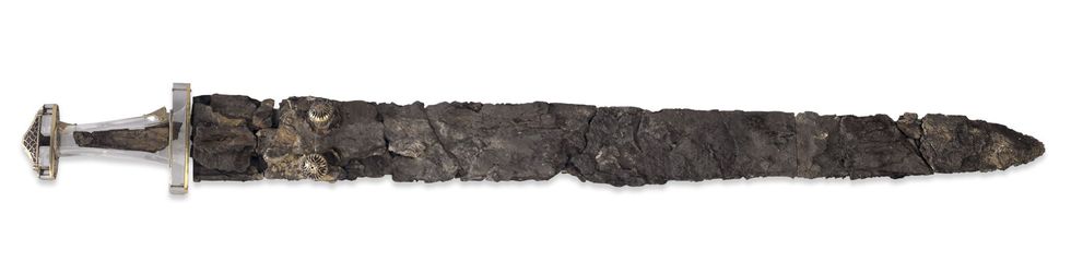 De persoon die bij Sutton Hoo ligt begraven had ook zijn zwaard bij zich Uit recent onderzoek door curator Sue Brunning van het British Museum blijkt dat de eigenaar van het wapen mogelijk linkshandig was