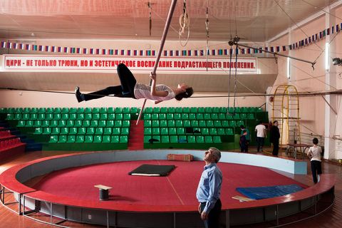 Een leerling van trainer Albert Farkhativ van de Ogni Circus School oefent een ingewikkelde routine waarbij op de rug wordt gelegen maar niet gerust Deze school is de enige instelling in de bergregio