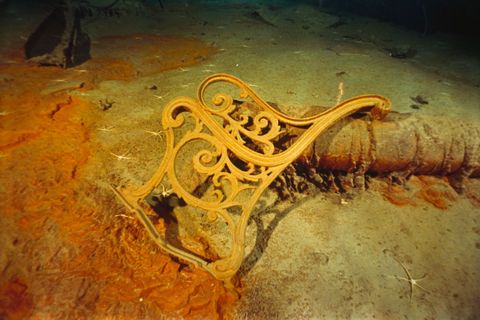 Het frame van een metalen bankje afkomstig van het dek van de Titanic ligt tussen andere wrakstukken van het schip