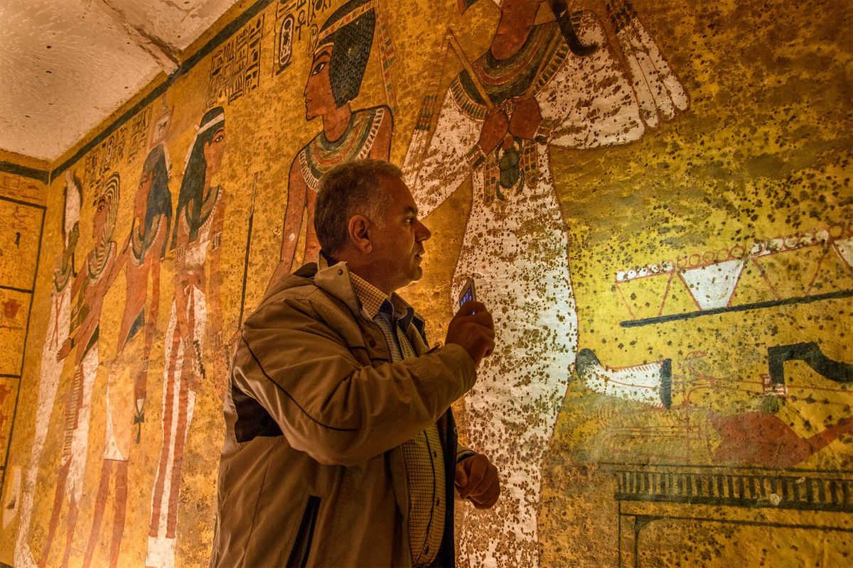 Tijdens het derde GPRonderzoek bestudeert professor Mamdouh El Damaty de noordwand van de grafkamer