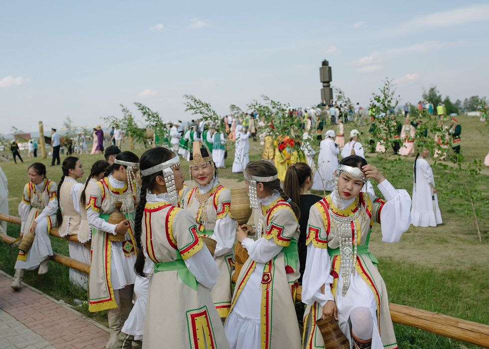 Een dansgroep van jonge vrouwen bereidt zich voor op de openingsceremonie van het Ysjachfestival op de Oes Chatin een feest dat culturele gezelschappen uit heel Jakoeti aantrekt
