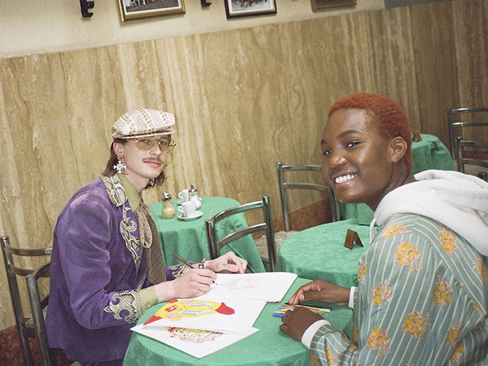 la cantautrice e poetessa arlo parks, che si definisce di genere "non binario" nel secondo episodio, ﻿at the café ﻿