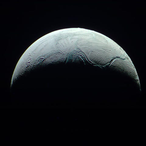 Cassini legde deze gedetailleerde opname van de ijzige Saturnusmaan Enceladus vast op een afstand van ruim 180000 kilometer