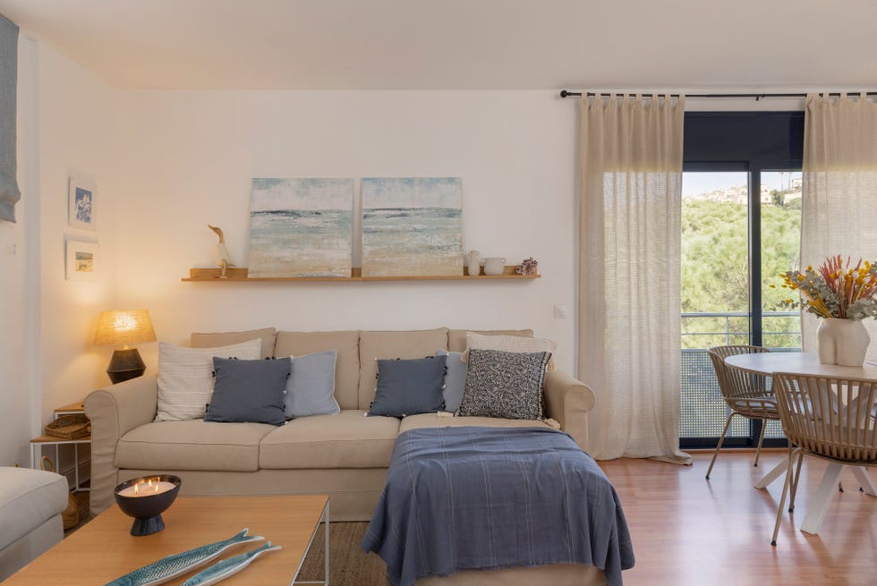 salón comedor con sofá con chaise longue beige y mesa de centro de madera