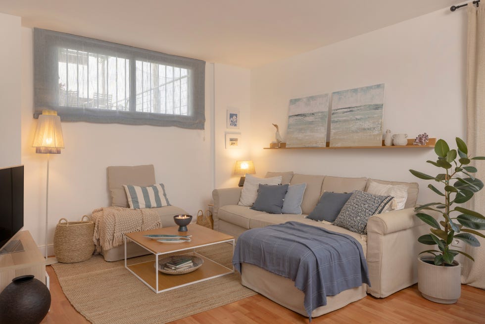 sofá con chaise longue beige y mesa de centro de madera