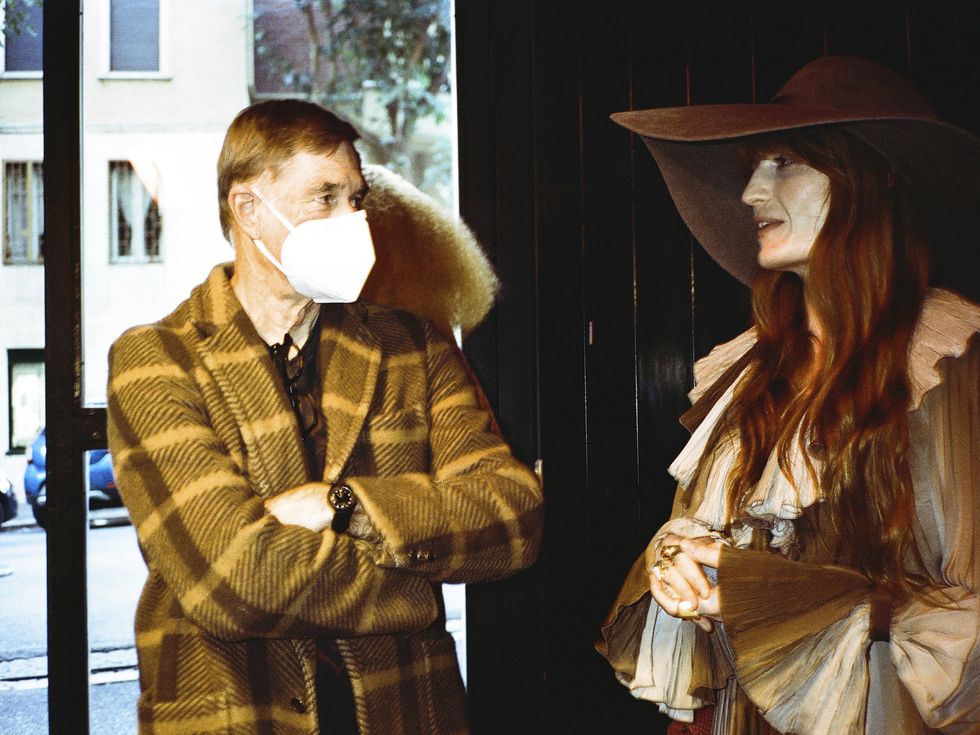 il co regista gus van sant e la cantante e poetessa florence welch in una pausa di lavorazione dal sesto episodio, ﻿at the vintage shop﻿