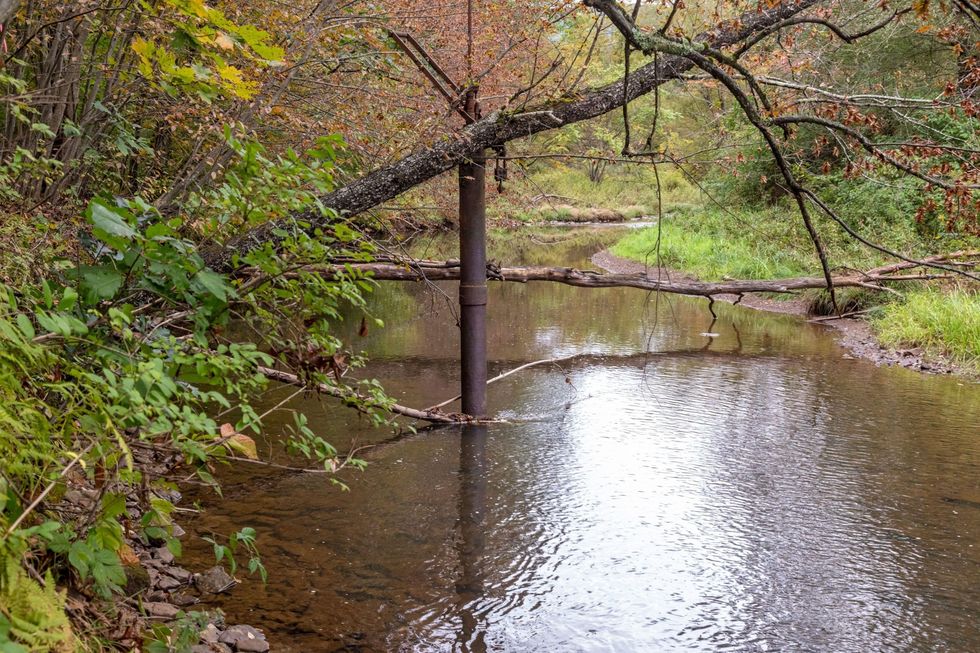 Uit deze meer dan honderd jaar oude afgedankte oliebron in Tunungwant Creek in Bradford Pennsylvania lekt methaangas De Well Done Foundation wil de put binnenkort afdichten