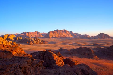 https://www.nationalgeographic.com/content/dam/science/2019/08/26/03_alien_nationalgeographic_2593513.jpg Met zijn ruige zandsteenklippen en vermiljoenrode kleur is de Jordaanse Wadi Rum een woestijn die in het Arabisch ook wel Vallei van de Maan wordt genoemd een van de meest buitenaardse landschappen op onze planeet Het gebied heeft in meerdere Hollywoodfilms voor Mars ingestaan waaronder in het scifisucces The Martian Ruimtevaartorganisaties gebruiken ook andere woestijnen in de buurt zoals de Isralische Negevwoestijn voor trainingen in landschappen als die op Mars