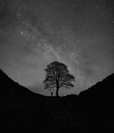 Op een heldere winternacht bij de Muur van Hadrianus in Northumberland Engeland sprankelen de Melkweg en het sterrenstelsel Andromeda aan het firmament