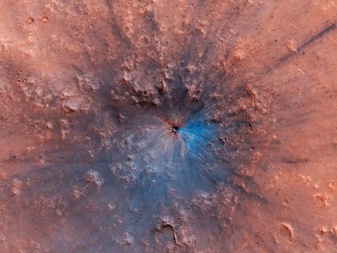 Het blijkt dat de Rode Planeet soms ook last heeft van blauwe plekken deze nieuwe opname in valse kleuren van NASAs Mars Reconnaissance Orbiter toont een relatief jonge inslagkrater op Mars Wetenschappers schatten dat de inslag ergens tussen september 2016 en februari 2019 heeft plaatsgevonden