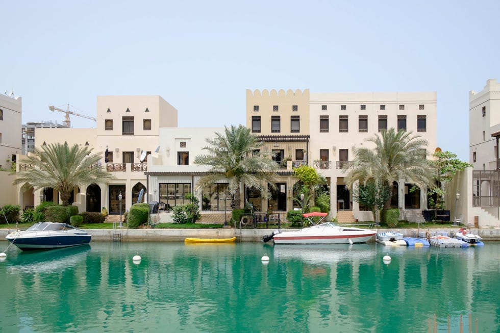 In een nieuwe projectontwikkeling op het kunstmatige eiland Amwaj voor de kust van Bahrein worden de kanalen van een Drijvende Stad geflankeerd door luxeresidenties De kanalen zijn diep genoeg om het verkeer van boten mogelijk te maken