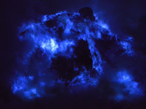 De krater van de Indonesische vulkaan Ijen geeft een verbluffende lichtshow weg dankzij de zwavel die hij uitstoot Superverhit zwavelgas sijpelt door scheuren in de vulkaan naar de oppervlakte en ontbrandt als het in contact komt met de lucht waarbij zinderende azuurblauwe vlammen zijn te zien