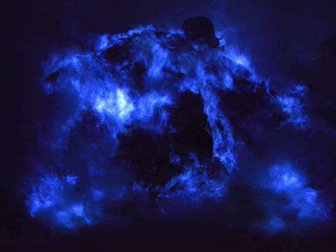 https://www.nationalgeographic.com/content/dam/science/2019/09/23/earth_action/03_eruption_gettyimages-480293689.jpg De krater van de Indonesische vulkaan Ijen geeft een verbluffende lichtshow weg dankzij de zwavel die hij uitstoot Superverhit zwavelgas sijpelt door scheuren in de vulkaan naar de oppervlakte en ontbrandt als het in contact komt met de lucht waarbij zinderende azuurblauwe vlammen zijn te zien