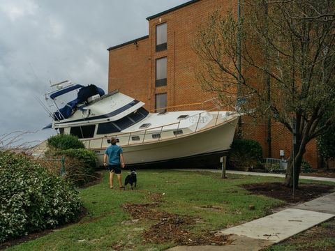 Na de drie meter hoge stormvloed tijdens orkaan Florence is een boot vanaf de overzijde van de rivier de Trent aangespoeld bij een hotel in de kustplaats New Bern North Carolina