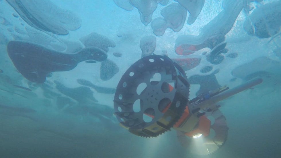 De onderwaterrover BRUIE wordt in Antarctica getest en gebruikt om leven onder het ijs op te sporen Met een robotonderzeer kunnen misschien ooit de met ijs bedekte oceanen op manen als Europa en Enceladus worden verkend BRUIE hier te zien in een arctisch meer nabij Barrow Alaska in 2015 is door de ingenieurs van NASA JPL ontwikkeld