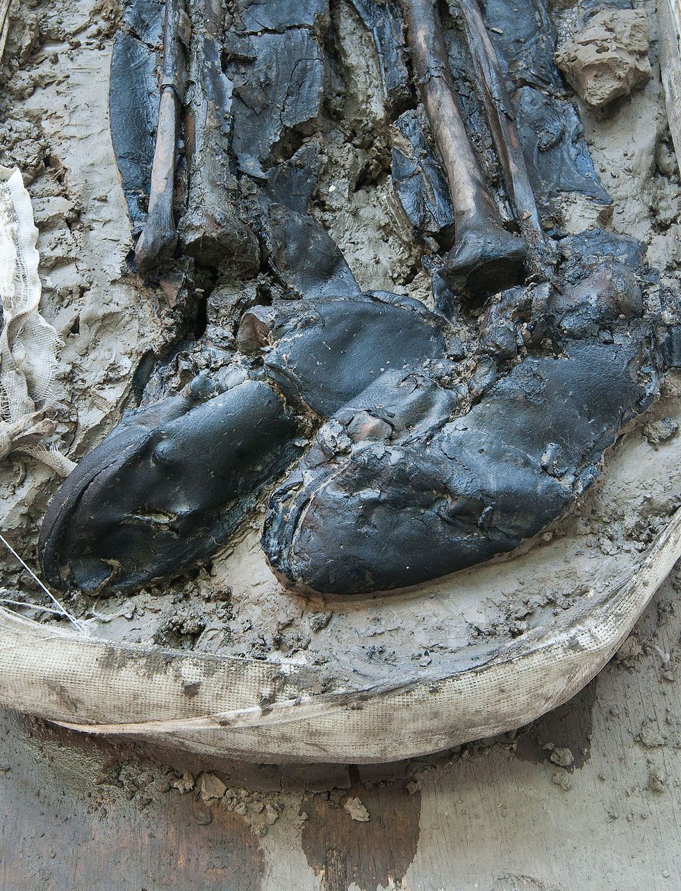 Volgens deskundigen dateren de leren laarzen van de man uit het einde van de vijftiende of begin van de zestiende eeuw