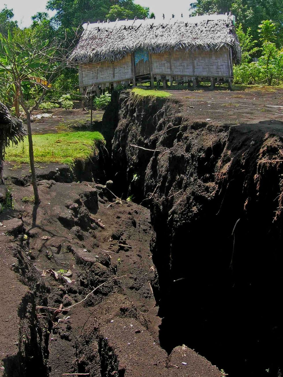 Stromen magma persten zich tijdens de uitbarsting van de Ambrym in 2018 door de bodem waardoor het landschap erboven scheurde Dit was met name zichtbaar in het dorp Pamal dat op circa dertien kilometer van de rand van de krater ligt
