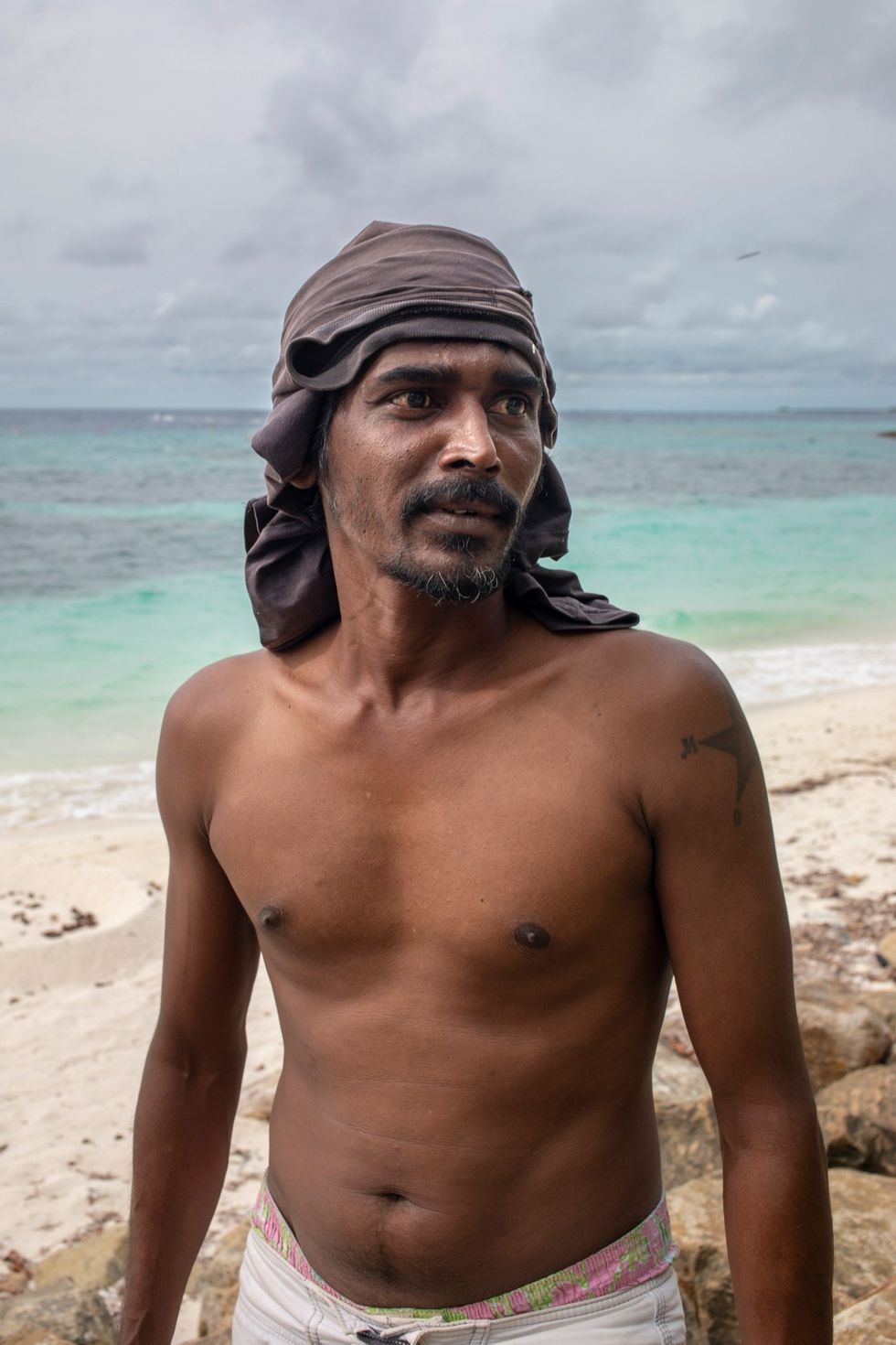 Hahmad is rond de dertig en geboren op het eilandje Maafushi Eerder werkte hij in de visserij een sector die zware tijden doormaakt Als gevolg van vele jaren van overbevissing moeten vissers zich steeds verder de oceaan op wagen om goede visgronden te vinden