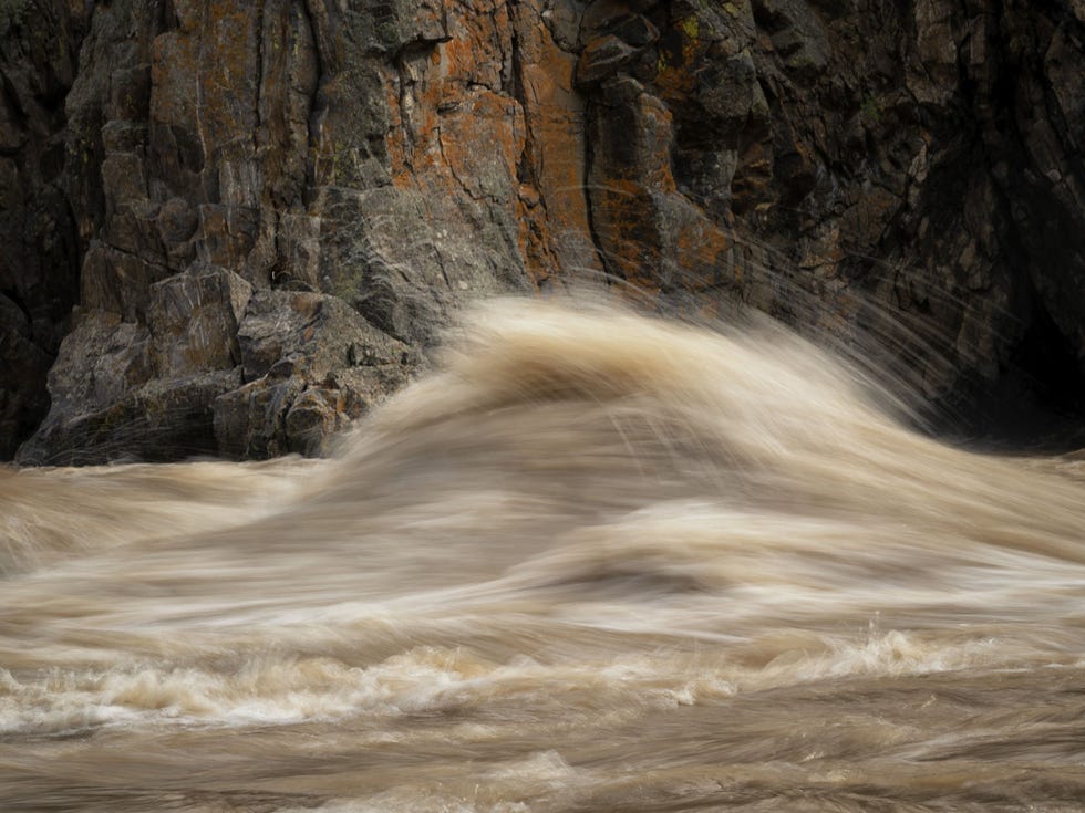 De veranderingen die door de overstromingen van de rivier de Yellowstone zijn veroorzaakt zijn goed te zien bij Paradise Montana De Yellowstone is de langste ongetemde rivier in de aaneengesloten VS De historische overstromingen van dit jaar waren het gevolg van zware voorjaarsregens en smeltende sneeuw